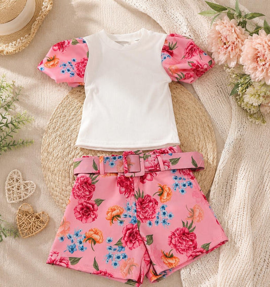 Completo Bambina Estivo: T-shirt Bianca e Shorts Floreali Rosa con Cintura