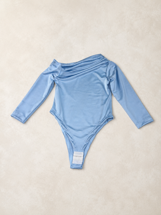 Body Raffinato in Tessuto Lucido Manica Lunga con Scollo Drappeggiato Celeste per Bambina – Da 12 a 36 Mesi